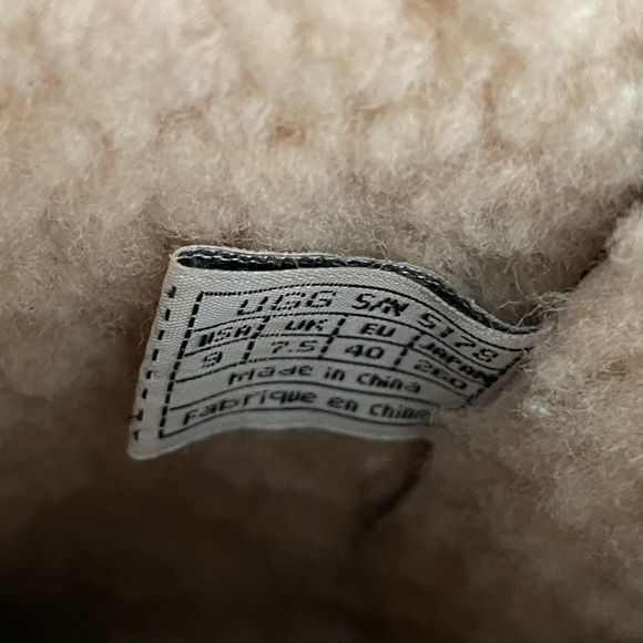 Brown Ankle Height UGG boots with tie - Picture 9 of 11